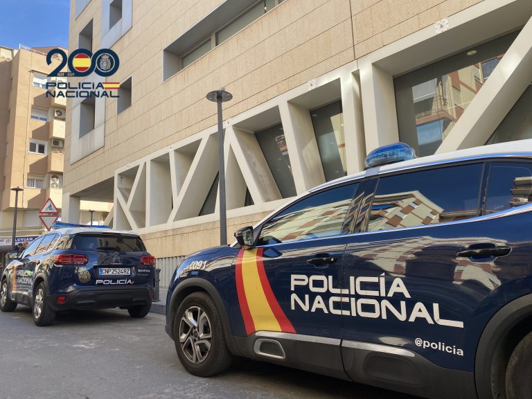 La Policía Nacional detiene en Alicante a un clan familiar por amenazar a una vecina con «pegarle un tiro» si no pagaba una deuda desorbitada