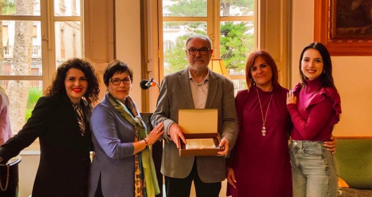 El Casino de Novelda reconoce la labor cultural de la librería La Farándula con un homenaje a Augusto Beltrá