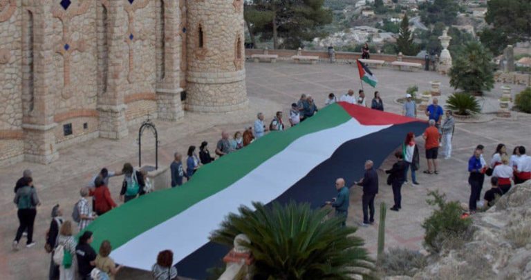 El movimiento ciudadano BDS despliega en el Santuario de Santa María Magdalena de Novelda la bandera de Palestina