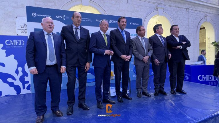 Galería: El ministro de Transporte Oscar Puente ofrece una conferencia en Casa Mediterráneo