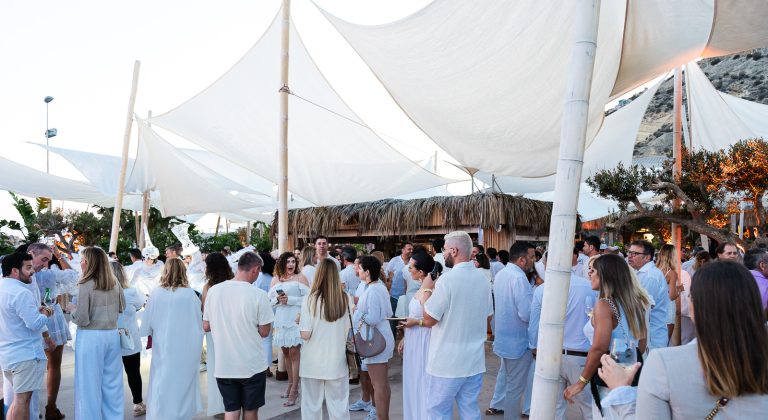 Puntapiedra celebra su primer aniversario con más de 600 asistentes y una ‘White Party’ única