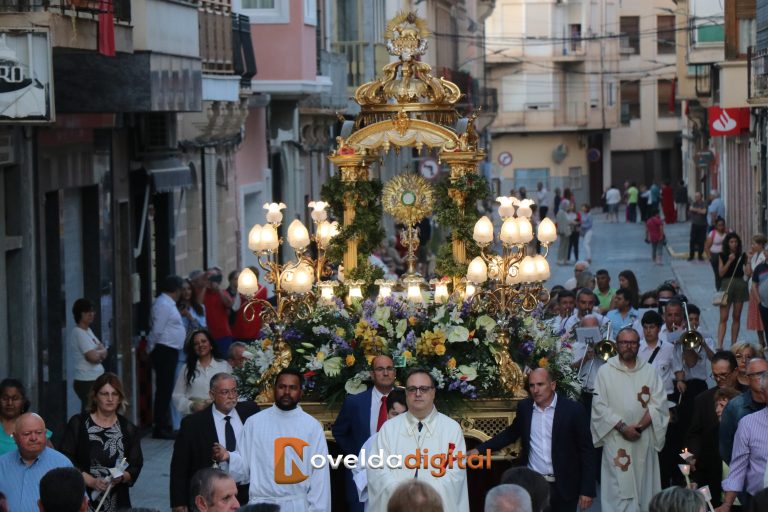 El Corpus Christi procesiona por las calles de Novelda