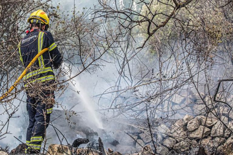 Los retenes de los bomberos de la Diputación reducen el alcance de cerca de 200 incendios declarados este verano en la provincia