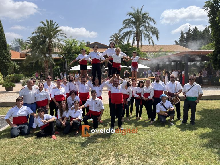 La Fiesta de la Vendimia de la bodega Casa Sicilia y la Muixeranga Valls del Vinalopó de Novelda reúnen a más de 250 personas