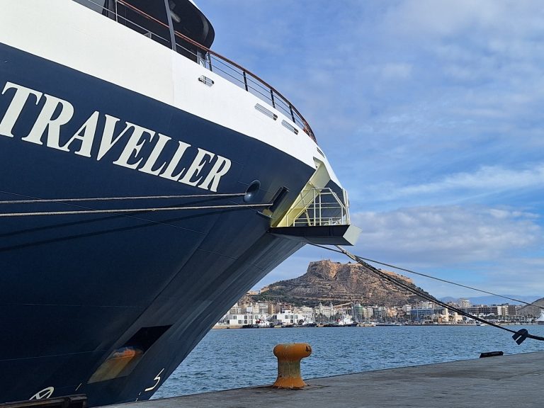 Novelda entre los destinos preferidos. El Puerto de Alicante recibe por primera vez la visita del lujoso World Traveller, con tan solo 200 cruceristas