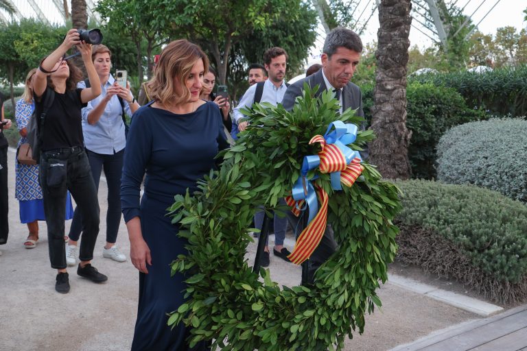 Carlos Mazón asiste al homenaje a las víctimas de la Covid-19