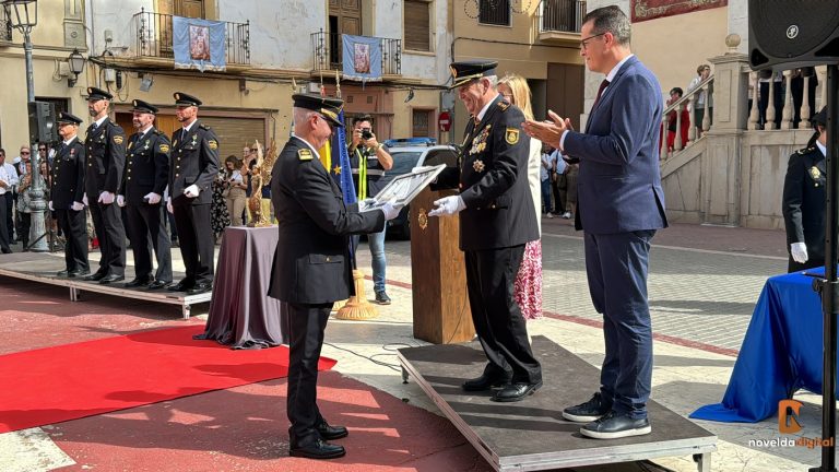 Distinción al Intendente Jefe de la Policía de Novelda Rafa Sarrió