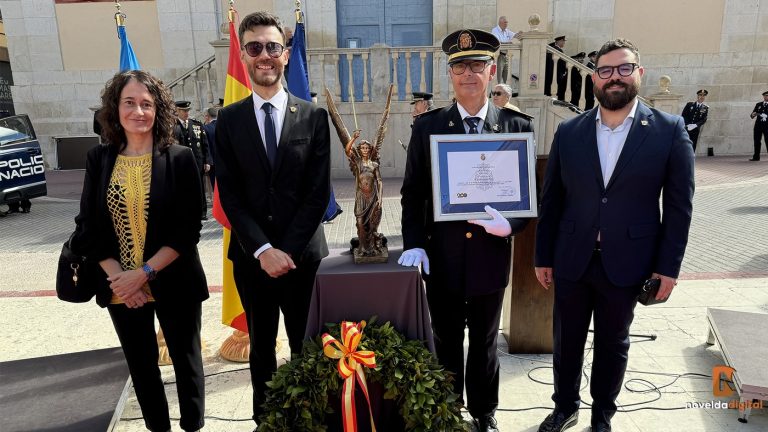 El Intendente Jefe de la Policía Local de Novelda, Rafa Sarrió, recibe una distinción y reconocimiento por su gran labor realizada en la comunidad