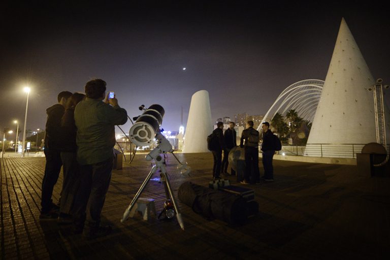 La Ciutat de les Arts i les Ciències organiza una observación con telescopios de la Luna y Saturno desde el Jardín de Astronomía del Umbracle