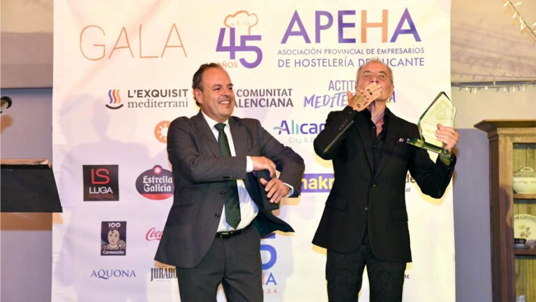 Carmencita recibe un premio de la patronal hostelera APEHA